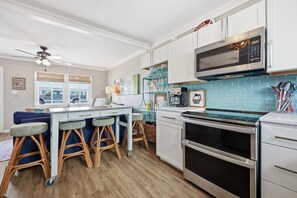 Wasserkocher mit Kaffee-/Teezubehör, Kühlschrank, Mikrowelle, Ofen