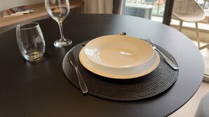 A dining table with a bowl, cutlery, and a wine glass set. - GA 22 Ape com AR prox. Allianz e A (São Paulo)