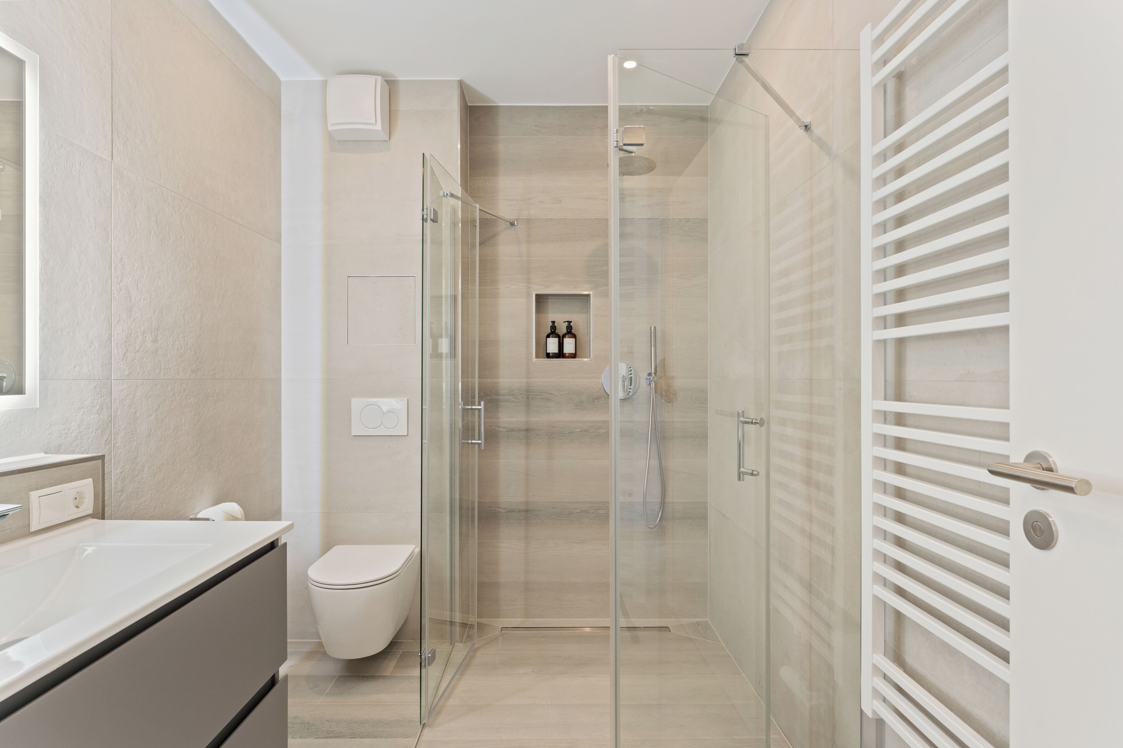 Comfort Apartment, 1 King Bed, Kitchen | Bathroom | Shower, hair dryer, towels, soap