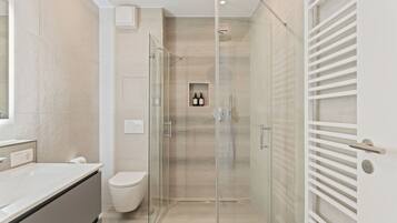 Comfort Apartment, 1 King Bed, Kitchen | Bathroom | Shower, hair dryer, towels, soap