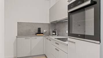 Comfort Apartment, 1 King Bed, Kitchen | Private kitchen | Fridge, microwave, oven, stovetop