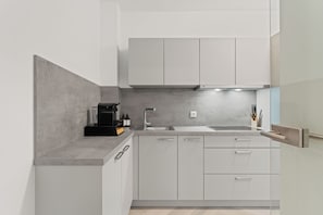 Comfort-Apartment, 1 King-Bett, Küche | Eigene Küche | Kühlschrank, Mikrowelle, Ofen, Herdplatte