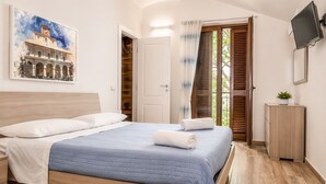 A bedroom with a bed, a nightstand, a TV, a wardrobe, and a painting on the wall. - Canterno Country House - near Fiuggi (Trivigliano)