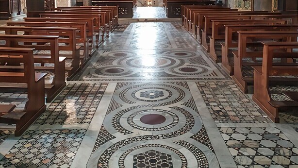 A church interior with a central altar, pews, and patterned floor tiles. - Canterno Country House - near Fiuggi (Trivigliano)