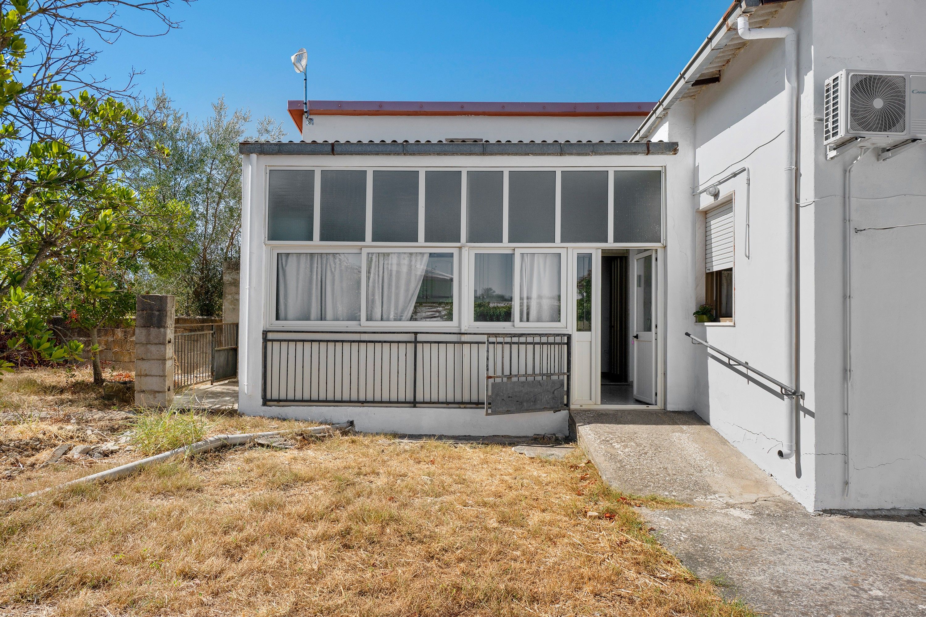 Il s’agit d’un bâtiment d’un seul étage, à l’extérieur blanc, doté d’un toit plat et d’un petit porche agrémenté d’une rambarde en métal.