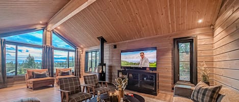 Smart TV, fireplace