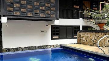 2 outdoor pools