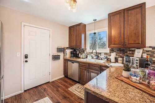 Loveland Garden Retreat, private with backyard and hot tub