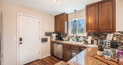 Loveland Garden Retreat, private with backyard and hot tub