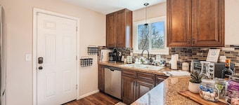 Loveland Garden Retreat, private with backyard and hot tub