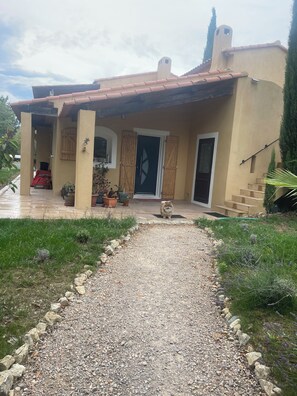 Exterior detail - Les Oliviers du Lagon: Charming Bed and Breakfast with a Lagoon-Style Pool (La Bernarde)