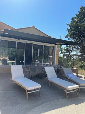Terrace/patio - Les Oliviers du Lagon: Charming Bed and Breakfast with a Lagoon-Style Pool (La Bernarde)