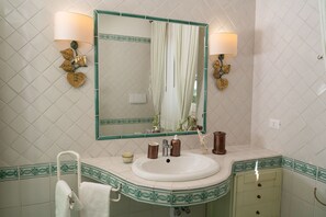 Villa (4 Bedrooms) | Badezimmer | Dusche, Bidet, Handtücher