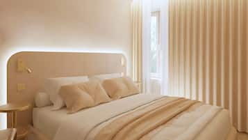 Una camera d'albergo con un letto, un comodino, una lampada e una finestra con tende.