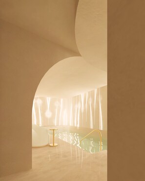 Interior moderno com teto curvo, piso espelhado e design minimalista.