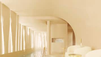 Un interno moderno con piscina, divani bianchi e un design minimalista.