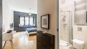 Une chambre à coucher moderne avec un lit, une table de chevet, une armoire et une fenêtre.