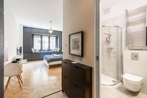 Douche, sèche-cheveux, serviettes fournies, savon