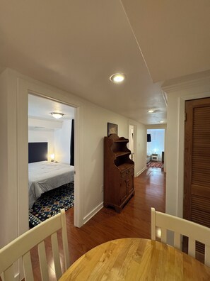 Iron/ironing board, WiFi, bed sheets - Cozy large room in a 3 bedroom basement unit. (Washington)