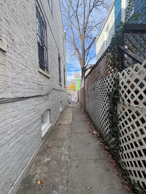 Property grounds - Cozy large room in a 3 bedroom basement unit. (Washington)