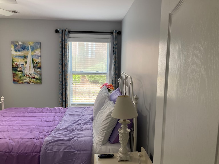Rooms Upstairs. Entire House Is For Your Crew! 3 Br, 2 Ba, Sleeps 9. - Lake Lanier, GA