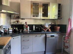 Wasserkocher mit Kaffee-/Teezubehör, Kühlschrank, Ofen, Geschirrspüler