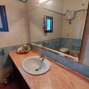 Douche, sèche-cheveux, bidet, serviettes fournies