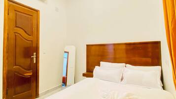 Iron/ironing board, WiFi, bed sheets