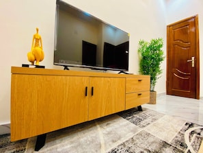Interior - Furnished 1-bedroom apartment with a living room, fully equipped kitchen, and Wi-Fi (Brazzaville)