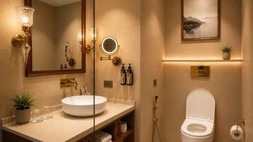 Quarto casal luxo, vista para o vale | Banheiro | Chuveiro, produtos de toalete grátis, chinelos, sabonete