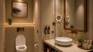 Quarto casal luxo, vista para o vale | Banheiro | Chuveiro, produtos de toalete grátis, chinelos, sabonete