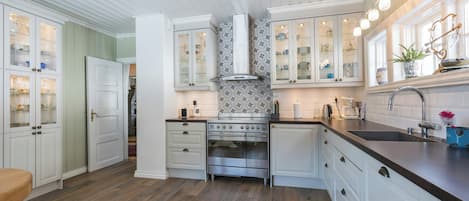 Coffee/tea maker, oven, dishwasher