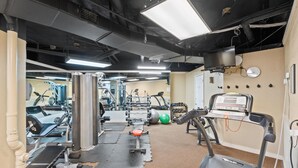 Ein Fitnessstudio mit Laufbändern, Kraftgeräten und Übungsbällen.