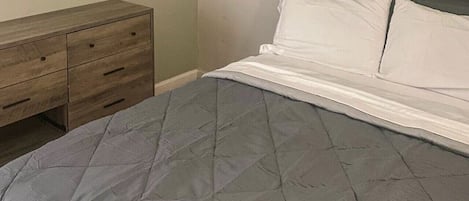 5 habitaciones, escritorio, tabla de planchar con plancha y wifi