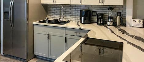 Cafeteira/chaleira, geladeira, micro-ondas, cooktop