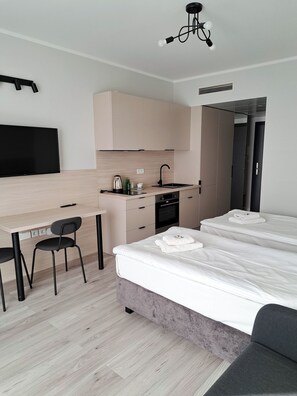 Apartamento, 2 camas de solteiro, cozinha americana | Escrivaninha, espaço de trabalho para notebook, cortinas blackout