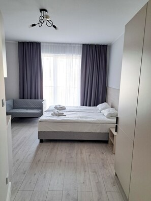 Apartamento, 1 cama Queen, cozinha americana | Escrivaninha, espaço de trabalho para notebook, cortinas blackout