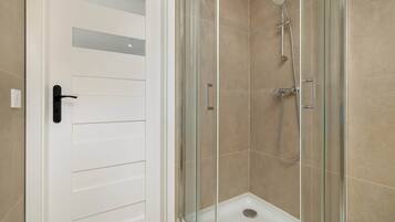 Shower, hair dryer, towels, shampoo