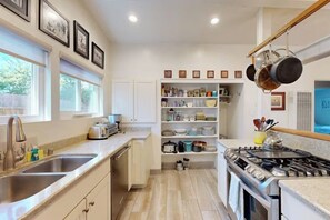 Wasserkocher mit Kaffee-/Teezubehör, Kühlschrank, Mikrowelle, Ofen
