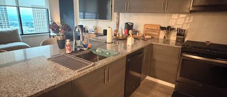 Cafetera y tetera, refrigerador, microondas y horno