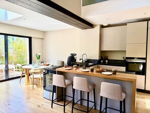Wasserkocher mit Kaffee-/Teezubehör, Kühlschrank, Mikrowelle, Ofen