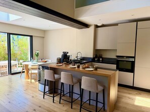 Wasserkocher mit Kaffee-/Teezubehör, Kühlschrank, Mikrowelle, Ofen