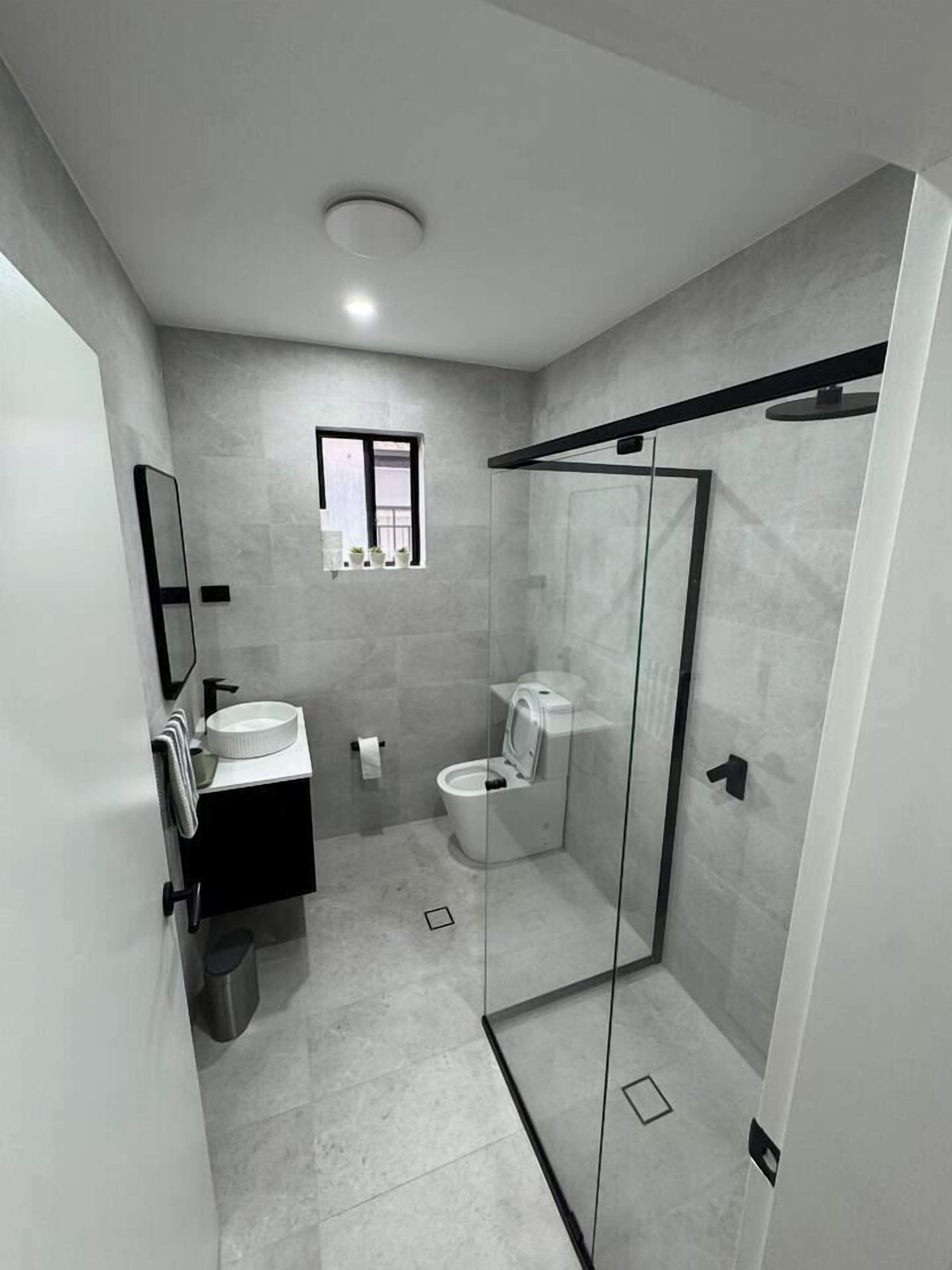 Serviettes fournies, papier toilette