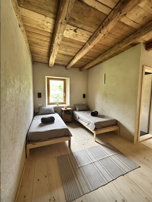 Room - La Finestra sul Grappa - 'Monte Tomatico' Room with Mountain View, Shared Terrace & Wi-Fi (Seren del Grappa)