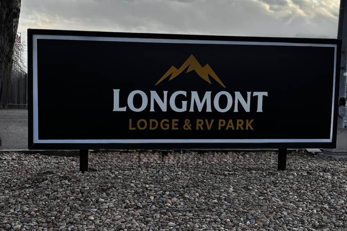 Placa para Longmont Lodge & RV Park.