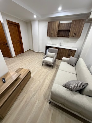 Habitación cuádruple familiar, vistas a la ciudad | Zona de estar