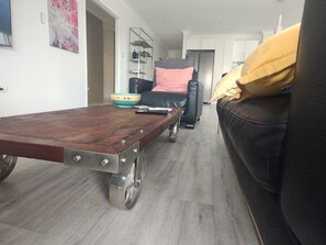 Smart TV - Bridge free waterfront Escape (Runaway Bay)