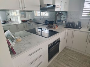 Private kitchen - Bridge free waterfront Escape (Runaway Bay)