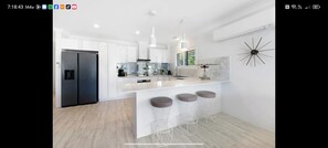 Private kitchen - Bridge free waterfront Escape (Runaway Bay)