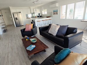 Smart TV - Bridge free waterfront Escape (Runaway Bay)